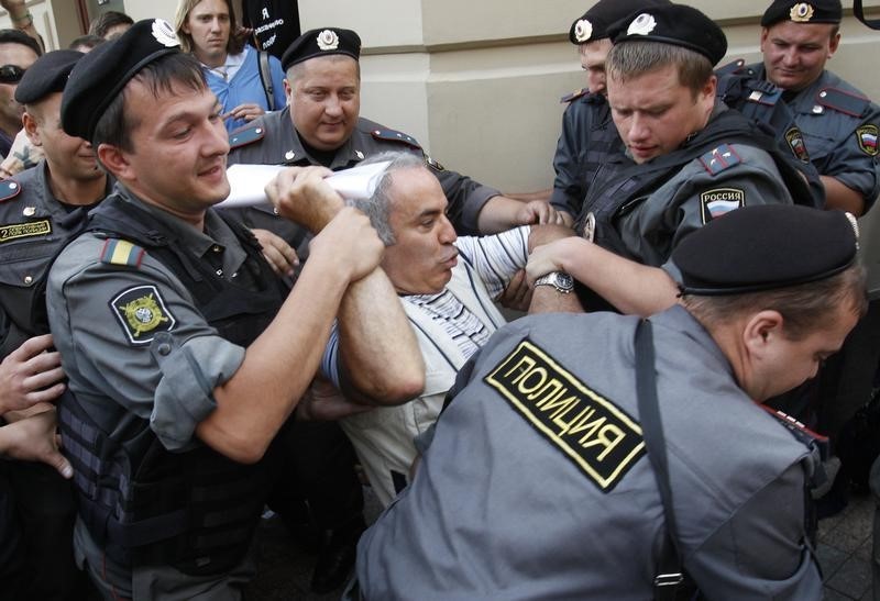 © Reuters. Police detain former world chess champion and opposition leader Kasparov during the trial of the female punk band "Pussy Riot" outside a court building in Moscow
