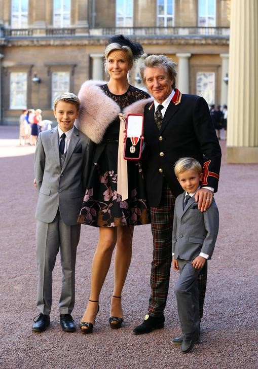 © Reuters. Rod Stewart posa no Palácio de Buckingham após condecoração