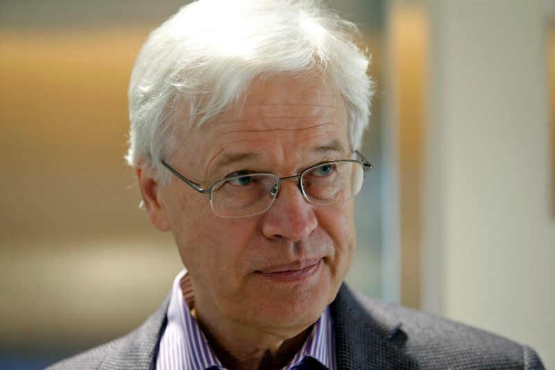 © Reuters. Finland-born Bengt Holmstrom, winner of the 2016 Nobel Prize for Economics, speaks to the media in Cambridge