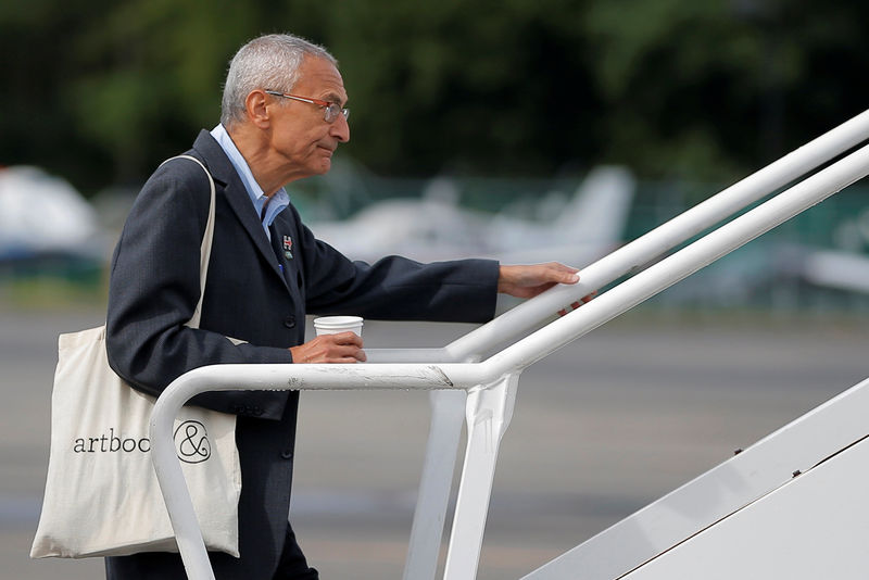 © Reuters. John Podesta, campaign chairman for U.S. Democratic presidential candidate Hillary Clinton, boards her campaign plane in White Plains