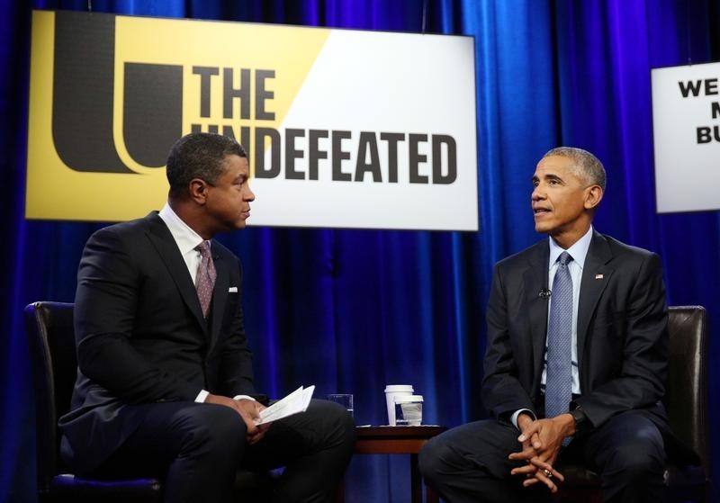 © Reuters. U.S. President Barack Obama attends a town hall interview with ESPN anchor Stan Verrett on "race, sports and achievements" at North Carolina Agricultural and Technical State University in Greensboro, North Carolina, U.S.