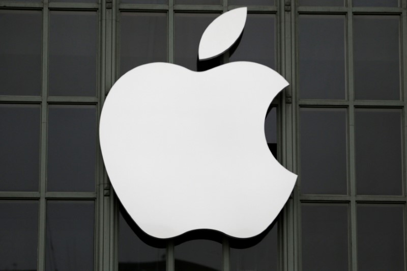 © Reuters. The Apple Inc. logo is shown outside the company's 2016 Worldwide Developers Conference in San Francisco