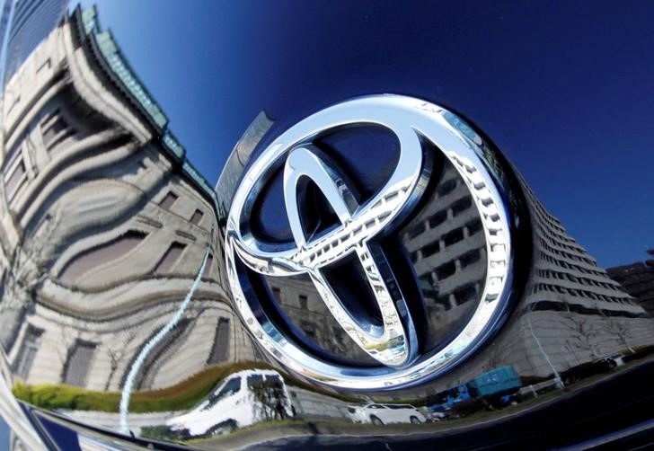 © Reuters. The Toyota logo on a Toyota Motor Corp's Prius hybrid car in Tokyo