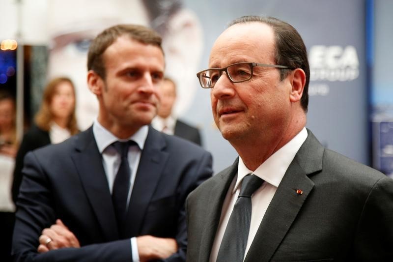 © Reuters. French President Francois Hollande and then French Economy Minister Emmanuel Macron attend the Nouvelle France Industrielle event at the Elysee Palace in Paris