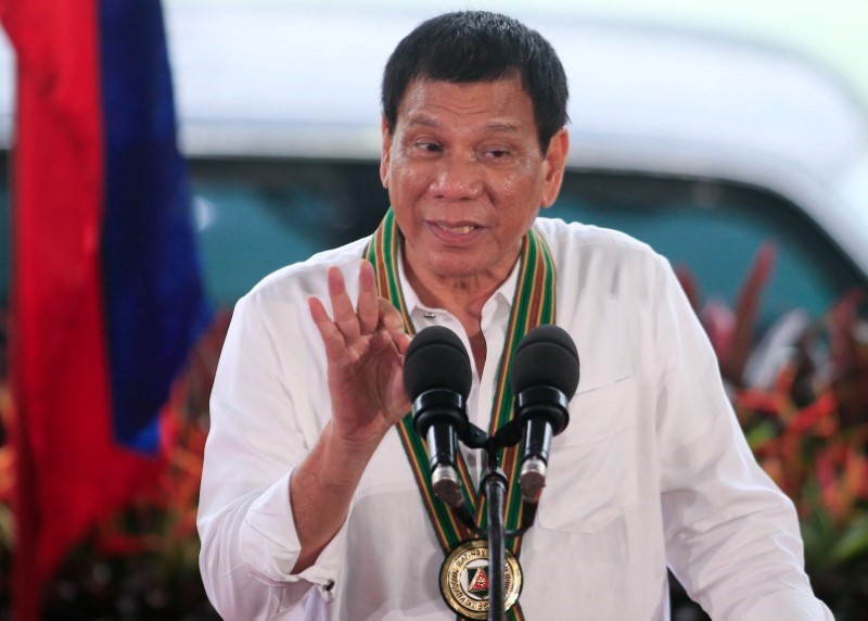 © Reuters. Philippines President Rodrigo Duterte gestures as he delivers a speech to members of the Philippine Army during a visit at the army headquarters in Taguig city, metro Manila