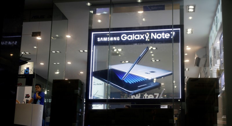 © Reuters. An advertisement of Samsung Galaxy Note 7 is seen at a mobile phone shop in Hanoi