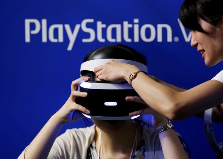 © Reuters. Женщина надевает шлем  PlayStation VR на Tokyo Game Show 2016