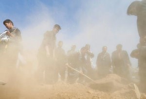 © Reuters. Afghan Shi'ite Muslims men attend the burial ceremony one of the victim who was killed in Tuesday's attack at the Sakhi Shrine in Kabul, Afghanistan