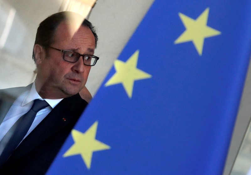 © Reuters. Hollande ataca a EEUU por las enormes multas a las empresas europeas