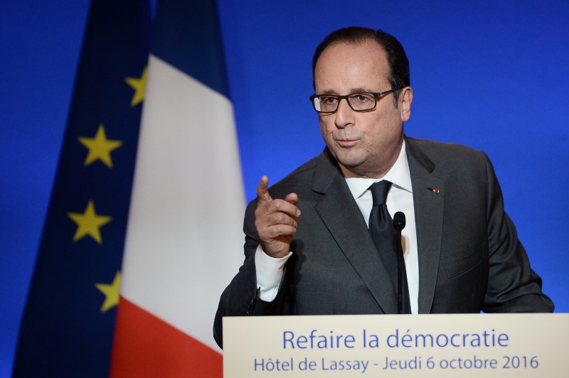 © Reuters. French President Francois Hollande delivers his speech during a symposium on re-founding democracy (Refaire la democratie) at the Hotel de Lassay in Paris