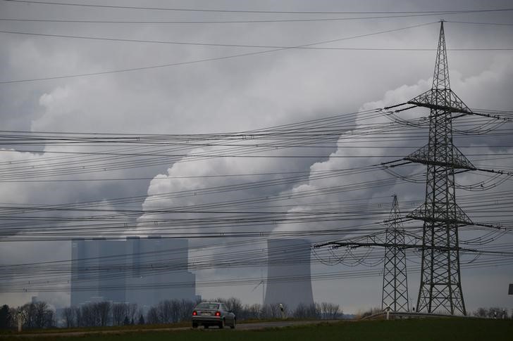 © Reuters. Power lines and power poles are pictured in front of the coal power plant of RWE as steam rises from the cooling towers of one of Europe's biggest electricity and gas companies in Neurath