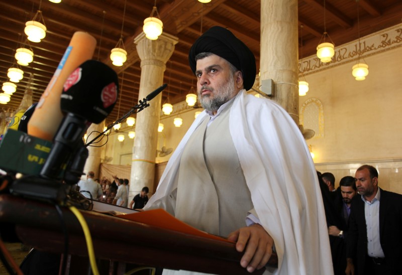 © Reuters. Iraqi Shi'ite cleric Moqtada al-Sadr delivers a sermon to worshippers during Friday prayers at the Kufa