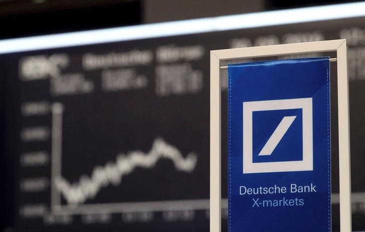 © Reuters. A Deutsche Bank banner is pictured in front of the German share price index, DAX board, at the stock exchange in Frankfurt