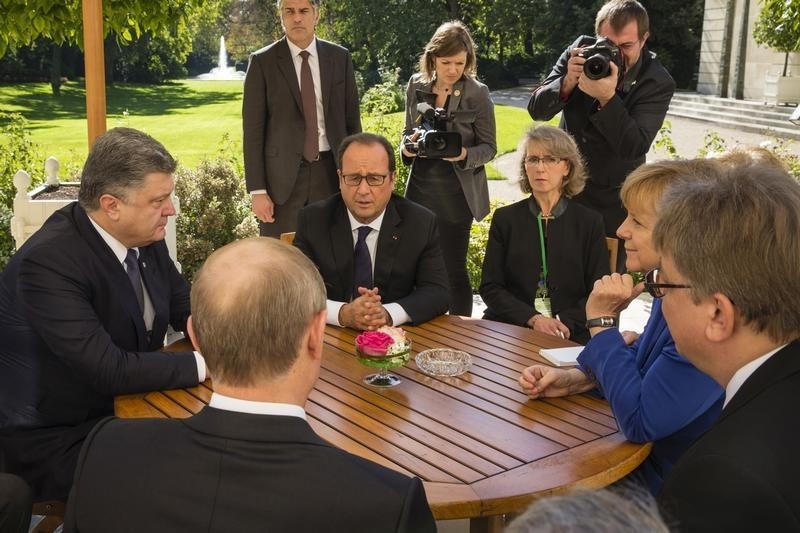 © Reuters. Hollande, Merkel, Putin and Poroshenko meet in Paris