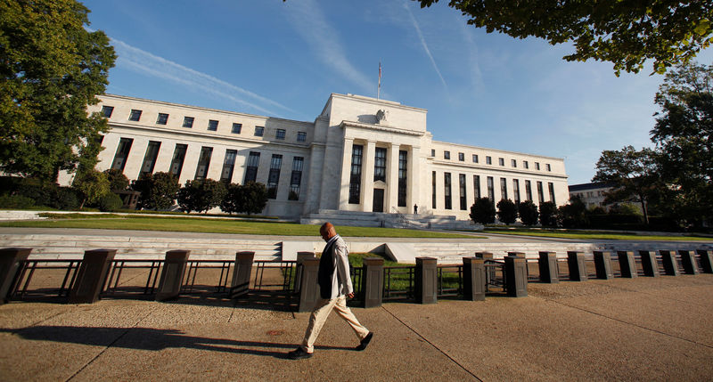 © Reuters. A man walks past the U.S. Federal Reserve in Washington