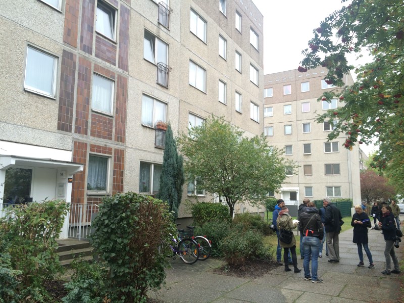 © Reuters. A view of a residential bulding in Leipzig where German police had captured a man suspected of planning a bomb attack