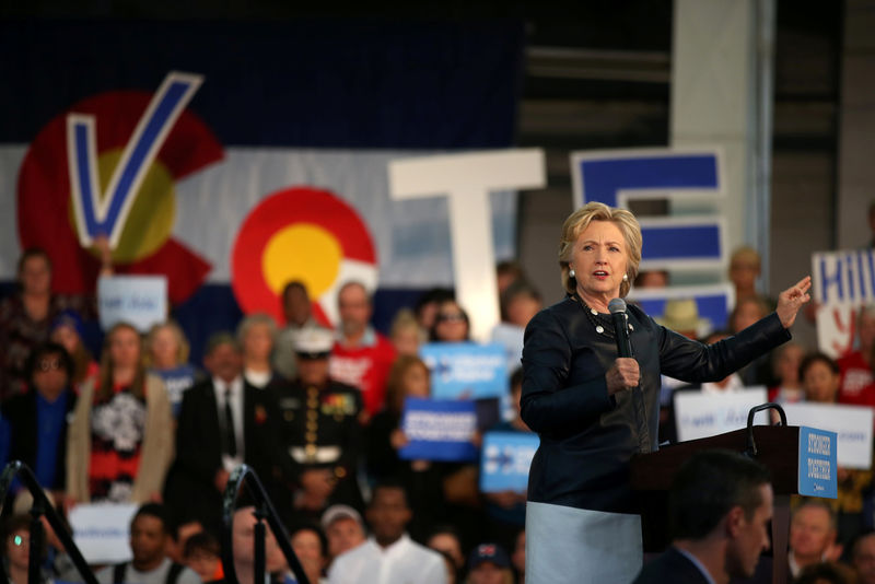 © Reuters. U.S. Democratic presidential nominee Hillary Clinton speaks at a rally at the Colorado State Fair Grounds in Pueblo