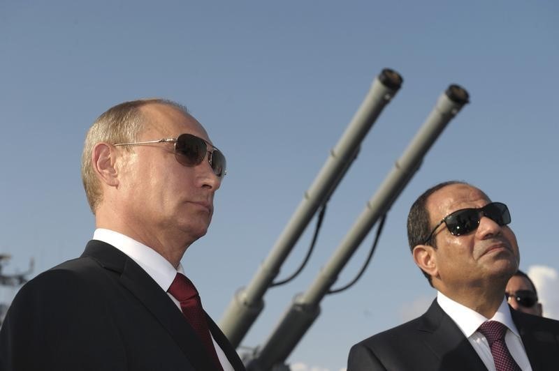 © Reuters. Russia's President Putin and his Egyptian counterpart Sisi attend a welcoming ceremony onboard guided missile cruiser Moskva at Sochi