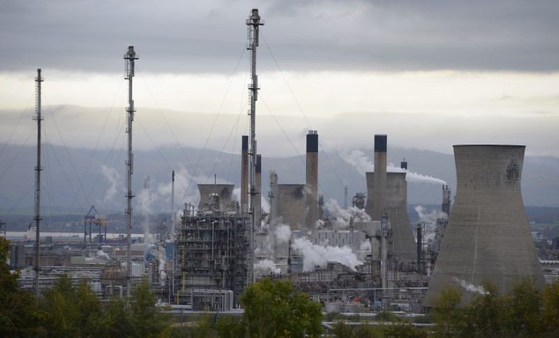 © Reuters. A general view of the Grangemouth oil refinery, at Grangemouth, Scotland