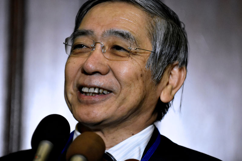 © Reuters. Bank of Japan Governor Haruhiko Kuroda speaks to reporters at the Willard Intercontinental Hotel during the annual meetings of the IMF and World Bank Group in Washington