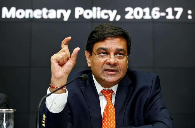 © Reuters. RBI Governor Patel speaks during a news conference after the bi-monthly monetary policy review in Mumbai