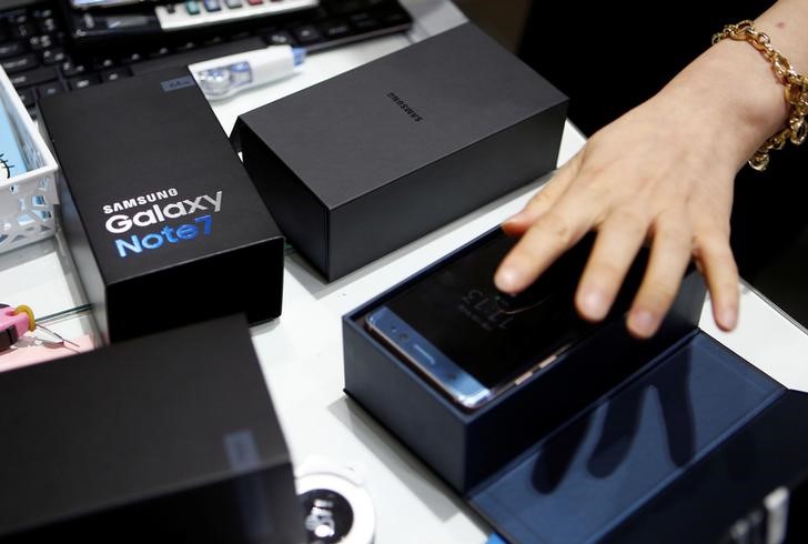 © Reuters. An employee checks exchanged Samsung Electronics' Galaxy Note 7 at company's headquarters in Seoul