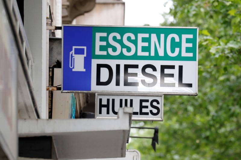 © Reuters. L’AVANTAGE FISCAL DU DIESEL VA ÊTRE ÉTENDU À L'ESSENCE