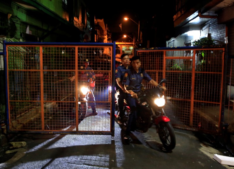 © Reuters. Members of the Philippine National Police (PNP) ride on their motorcycles after an operation on illegal drugs in metro Manila