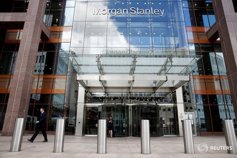 © Reuters. People walk from Morgan Stanley London headquarters at Canary Wharf financial centre in London