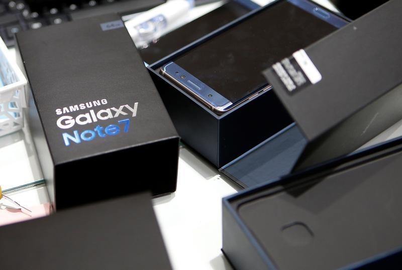 © Reuters. Samsung ofrece incentivos financieros para contener la hemorragia del Note 7