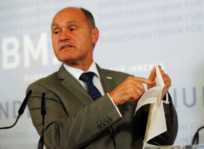 © Reuters. Austrian Interior Minister Sobotka addresses a news conference in Vienna