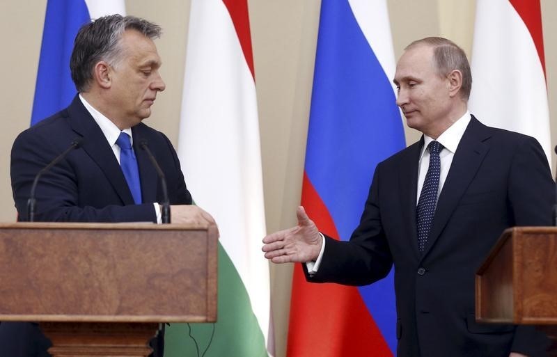 © Reuters. Russian President Putin and Hungarian Prime Minister Orban shake hands during joint news conference following their talks at Novo-Ogaryovo state residence outside Moscow