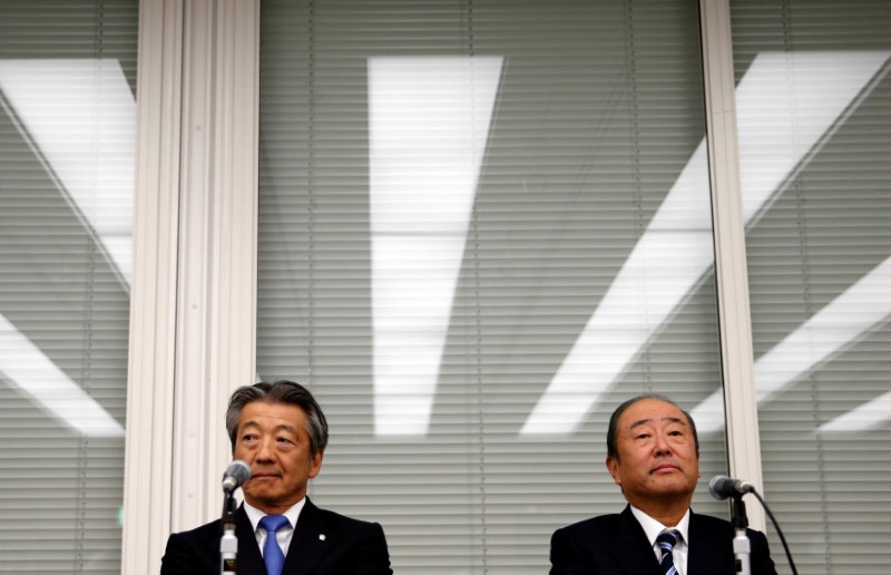 © Reuters. Showa Shell Sekiyu Chief Executive Officer Tsuyoshi Kameoka and Idemitsu Kosan Co. Chief Executive Officer Takashi Tsukioka attend their joint news conference in Tokyo, Japan