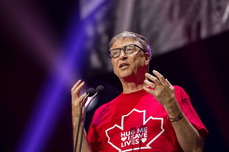 © Reuters. Billionaire philanthropist Bill Gates speaks at the Global Citizen Concert to End AIDS, Tuberculosis and Malaria in Montreal