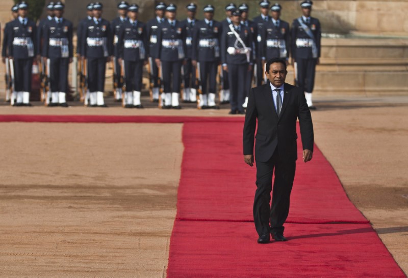 © Reuters. Maldives President Abdulla Yameen inspects a guard of honour during his ceremonial reception in New Delhi