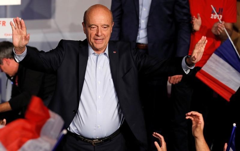 © Reuters. French politician Alain Juppe leaves a rally in Malakoff