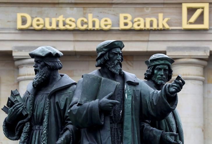 © Reuters. مصدر: دويتشه بنك الألماني يخطر مدراء بوقف التوظيف