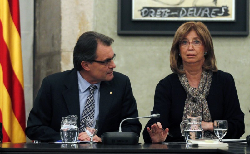 © Reuters. Catalan President Artur Mas and Catalan Regional Minister of Education Irene Rigau attend a meeting at Palau de la Generalitat in Barcelona