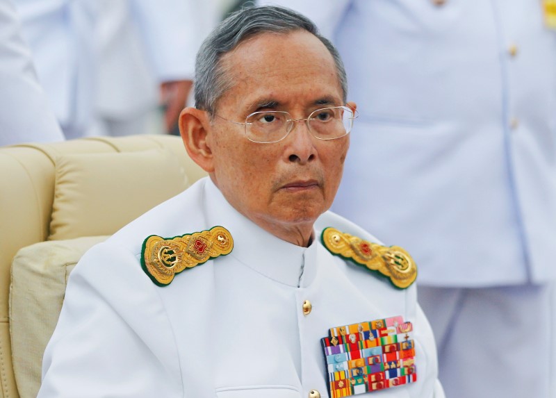 © Reuters. Король Пумипон Адульядет на церемонии открытия памятника королю Раме VIII  в Бангкоке