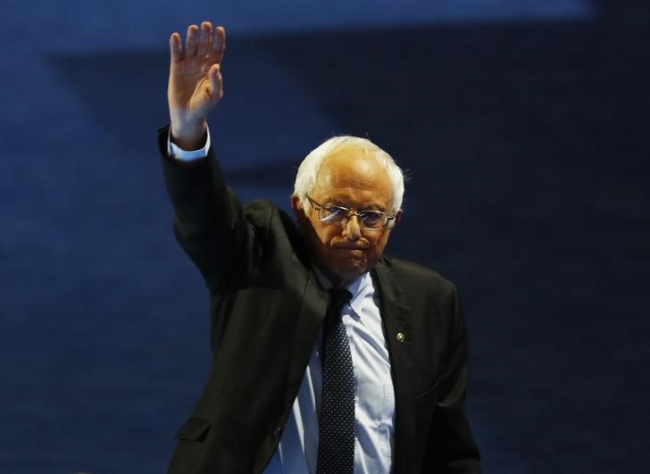 © Reuters. Bernie Sanders leaves the stage after addressing the Democratic National Convention in Philadelphia