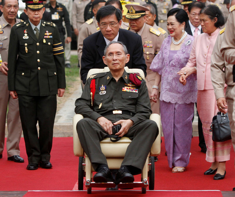 © Reuters. Rei da Tailândia, Bhumibol Adulyadej, durante evento em Bangcoc