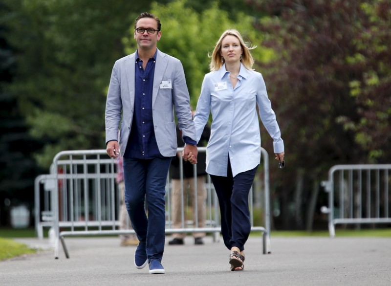 © Reuters. 21st Century Fox CEO James Murdoch walks with his wife as they arrive for the first day of the annual Allen and Co. media conference in Sun Valley