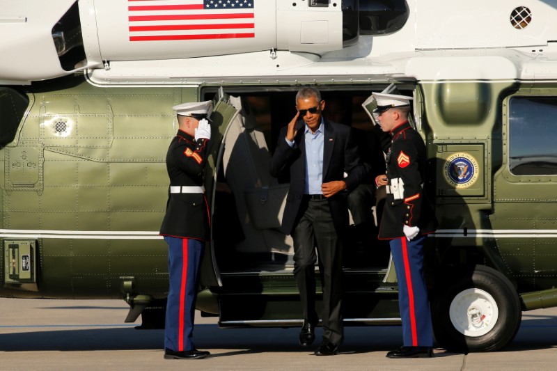 © Reuters. Obama arrives aboard the Marine One helicopter to depart O'Hare International Airport in Chicago