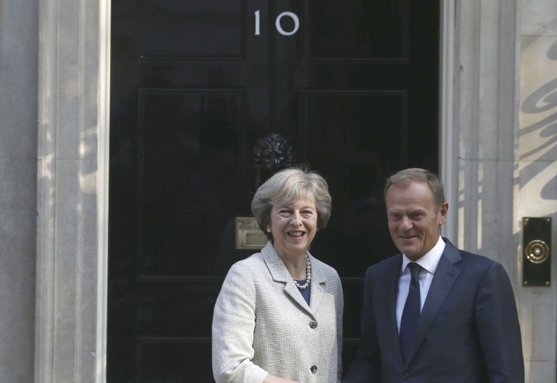 © Reuters. Britain's Prime Minister Theresa May (L) greets European Council President Donald Tusk in Downing Street in London