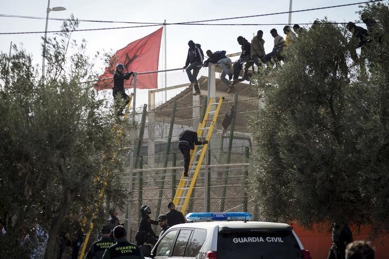 © Reuters. مهاجرون أفارقة يقتحمون جيب مليلية الخاضع لسيطرة اسبانيا