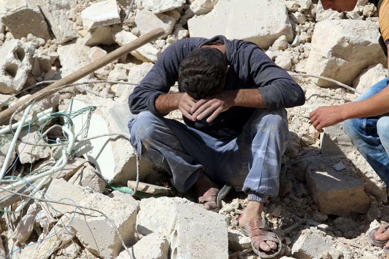 © Reuters. Homem em meio a destroços após ataque aéreo em Aleppo