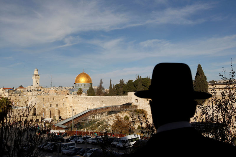 © Reuters. Homem olhando rampa que leva ao Muro das Lamentações, em Jerusalém