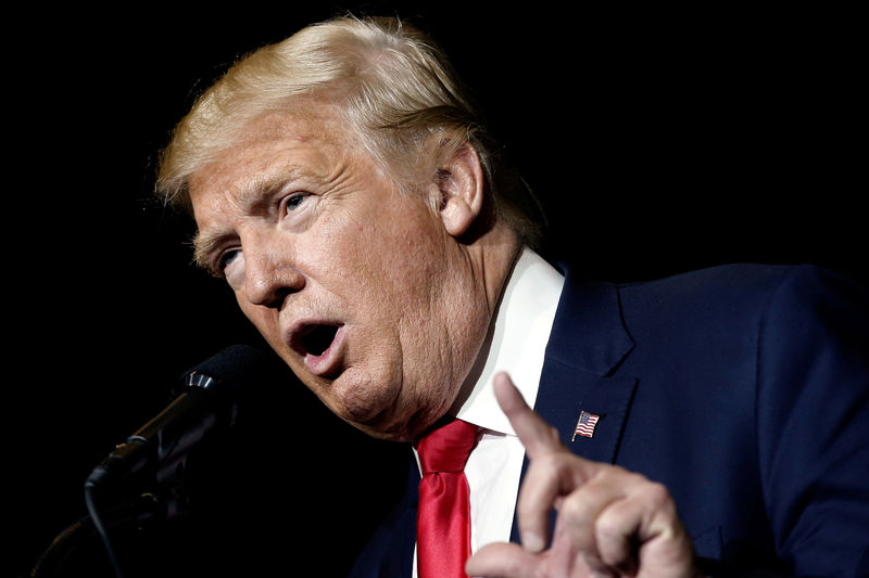 © Reuters. Republican U.S. presidential nominee Donald Trump speaks to the audience at a campaign rally in West Palm Beach