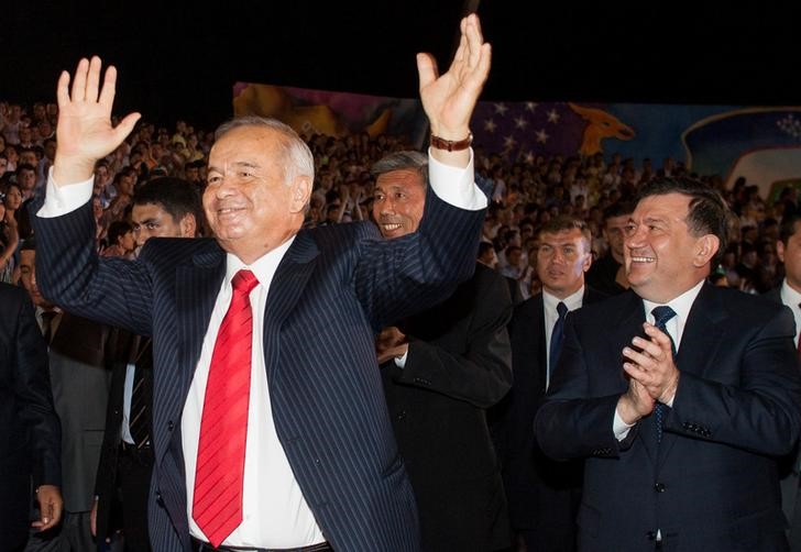 © Reuters. Uzbekistan's President Karimov dances as PM Mirziyoyev applauds next to him during Independence Day celebrations in Tashkent