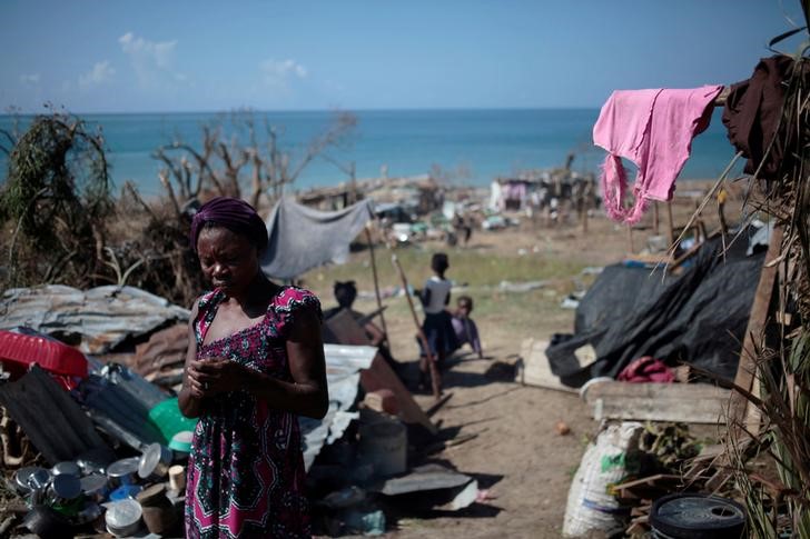 © Reuters. Mulher afetada por furacão Matthew em Les Anglais, no Haiti